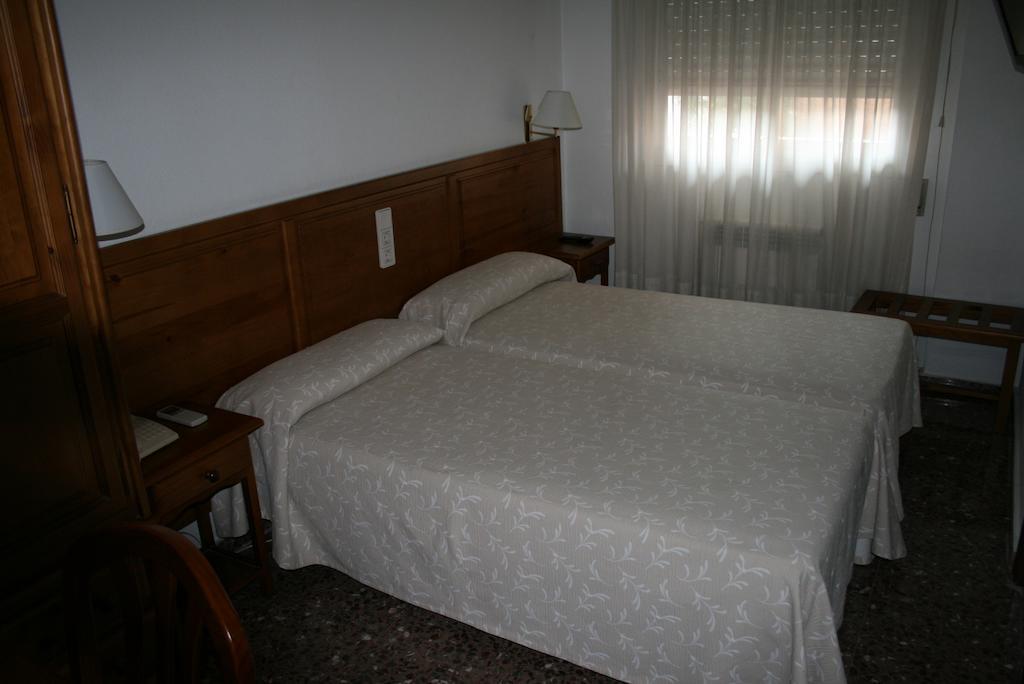 Hostal Puente de Piedra Zaragoza Habitación foto